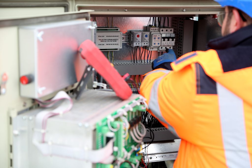 Formación profesional y empleo industrial en Extremadura: qué perfiles buscan las empresas 1 electricista extremadura 1024x683 1